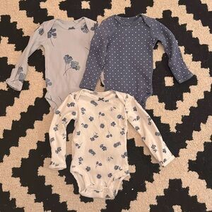 Cater’s onesies
Size Newborn
Girls
Navy blue